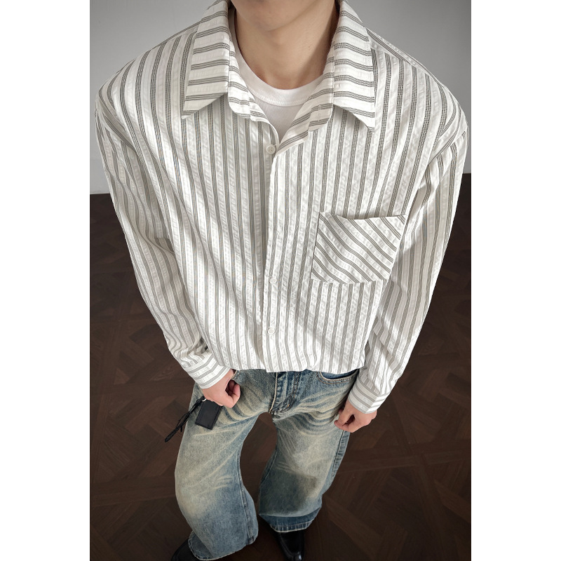 Camicia a maniche lunghe da uomo americana a righe grigie e bianche in stile retrò, ideale per la primavera, con un elegante effetto drappeggio._voghion.com