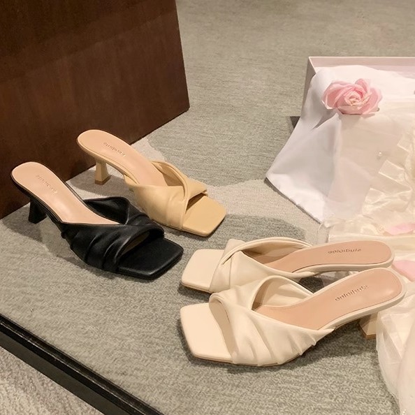 Grape Mom verano nueva moda 7cm cabeza cuadrada francesa pliegues una palabra con sandalias de tacón alto Muller ropa exterior media arrastre