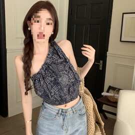 女装设计感绑带短款收腰褶皱复古气质辣妹印花斜领露肩背心女夏