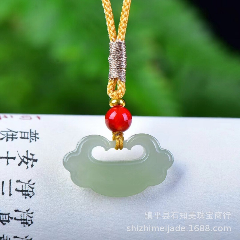 新疆と田玉は意のままにロックして青海のカップルの金の祥雲の鎖のブランドの玉のペンダントを掛けて生放送します。|undefined