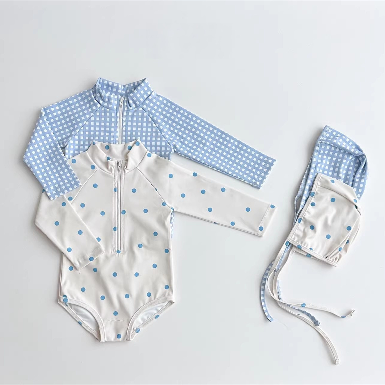 Ins Versión coreana de niños y niñas bebé lindo estampado de lunares a cuadros, traje de baño de una pieza de protección solar de manga larga con gorro de baño