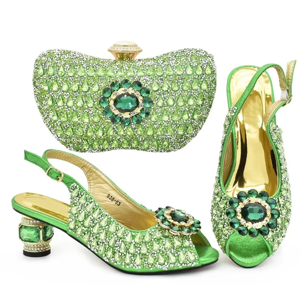 The party is paired with rhinestone round head fish mouth sandals and light hand bag set with large flash diamonds_voghion.com