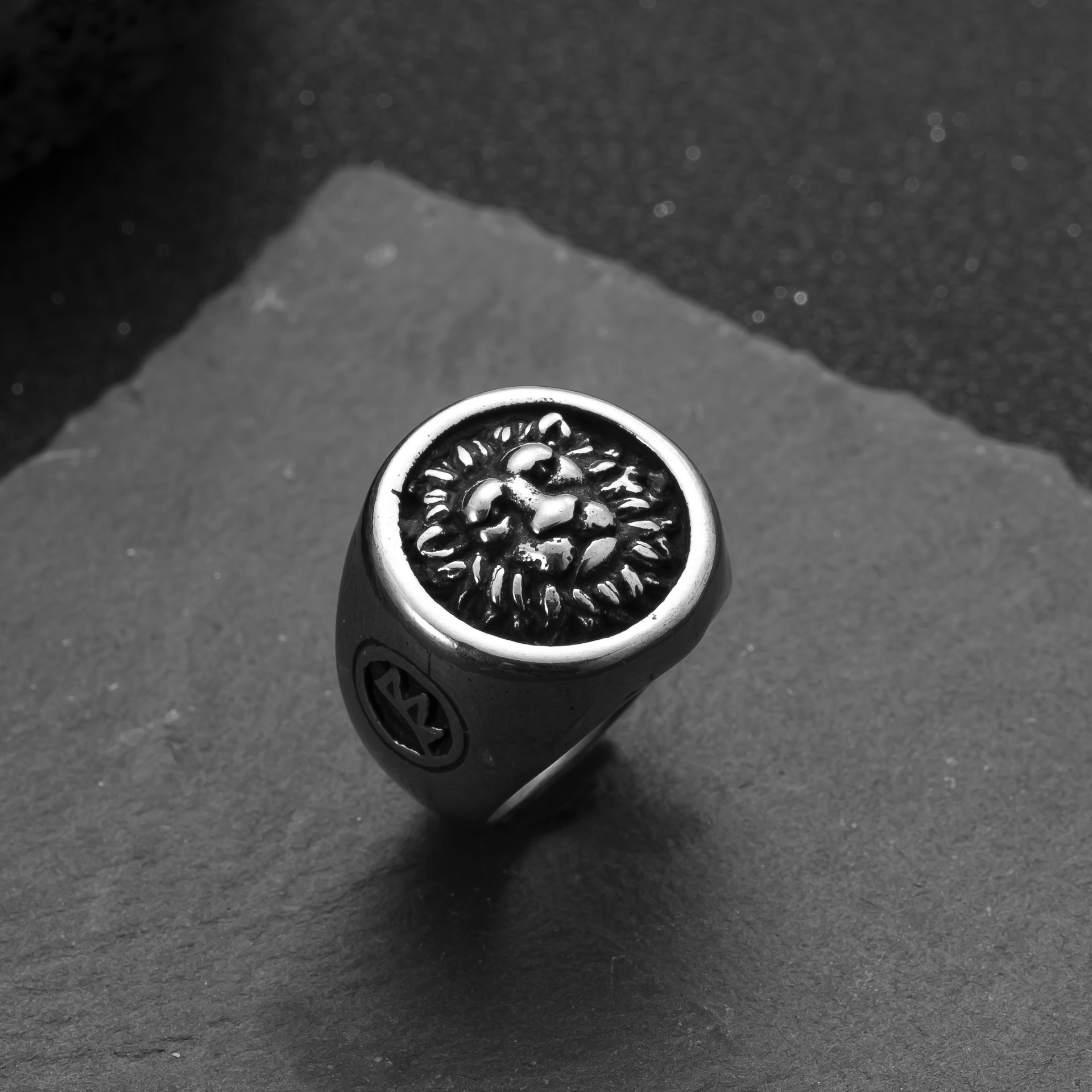 Anillo de acero inoxidable transfronterizo europeo y americano Cruz de fundición Anillo de hombre Hip Hop Retro Fabricante al por mayor de joyería de acero de titanio