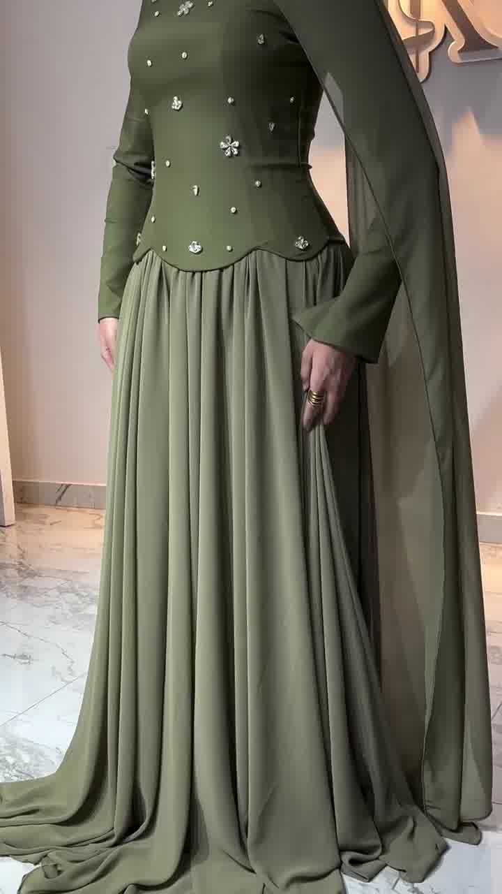 « Robe élégante à manches longues et coupe ajustée ornée de strass pour femme - Robe de soirée moulante extensible avec détails scintillants (Vert, S-XXL) »_voghion.com