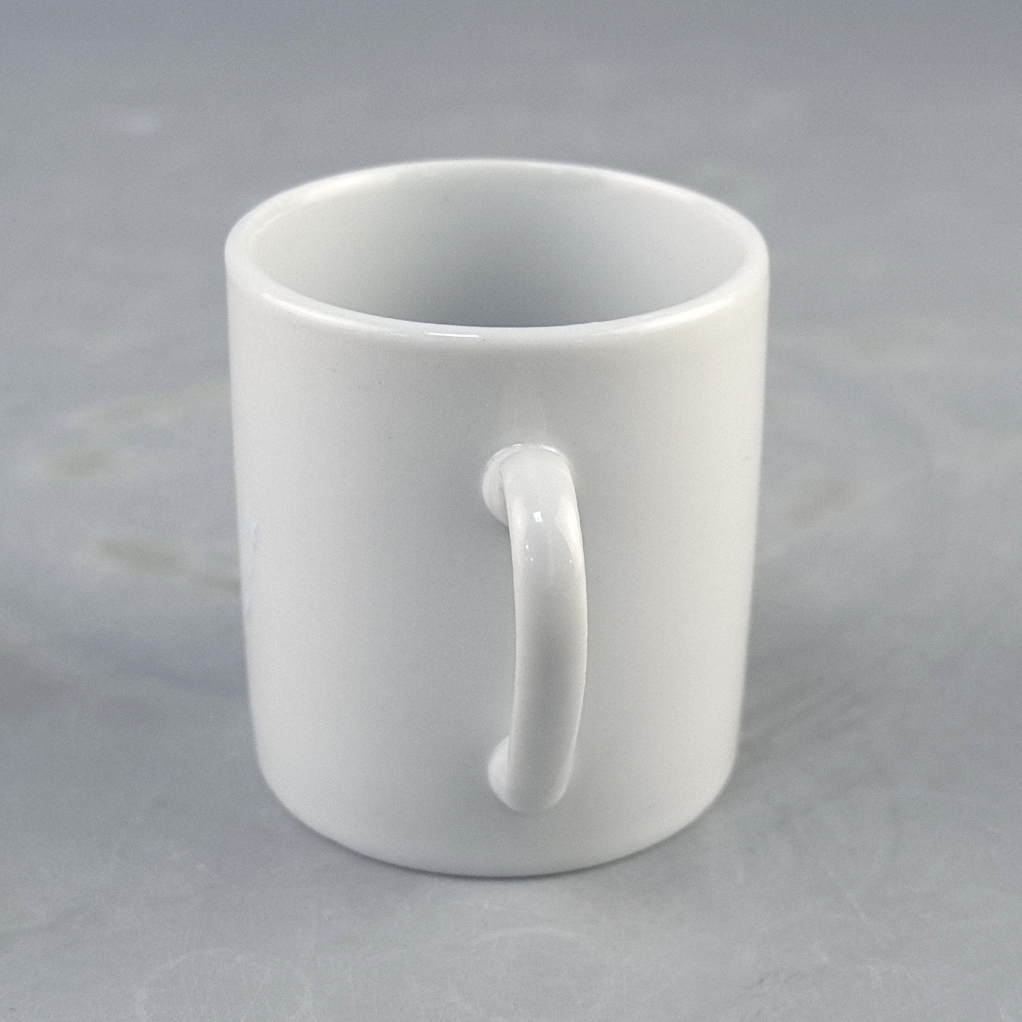 El fabricante produce tazas de café de bricolaje, mini tazas de cerámica pequeñas para beber agua, tazas de esmalte de color personalizadas