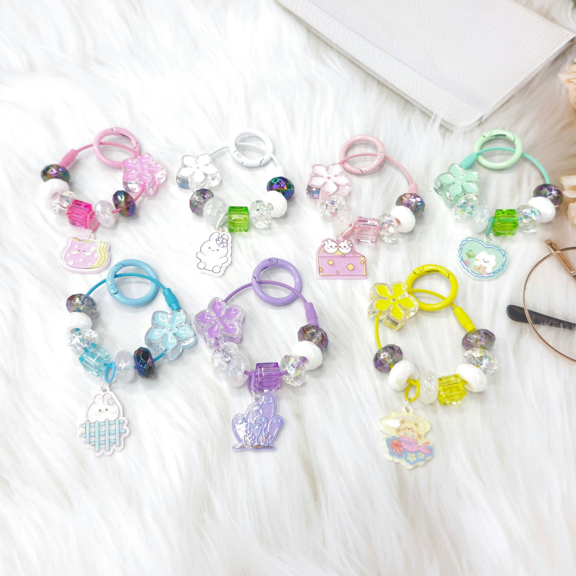 2023 nueva flor fresca Linda perla cuentas de dibujos animados acrílico llavero colgante bolsa adornos