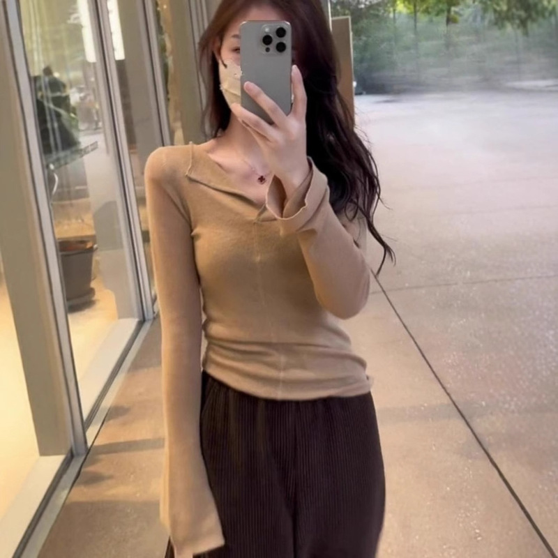 2025新型純色vネック修身tシャツの上着の女性の柔らかいモチモチとした減齢のファッションデザイン感のあるニットシャツ|undefined
