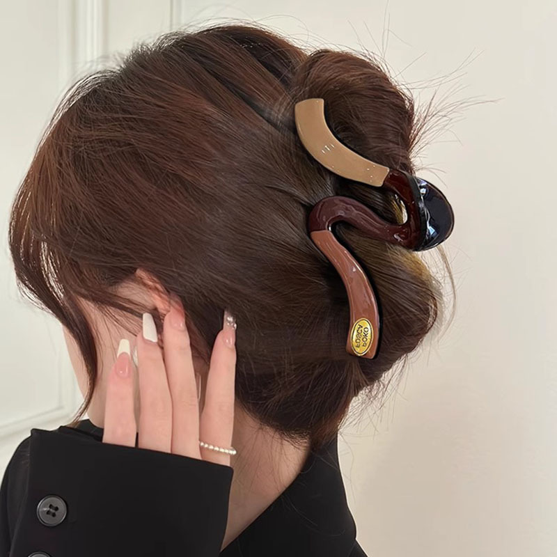 Clip de agarración de onda de color francés nicho femenino simple de alto nivel sensación de cabello de tiburón clip de cabello de cabeza trasera universal joyas para el cabello