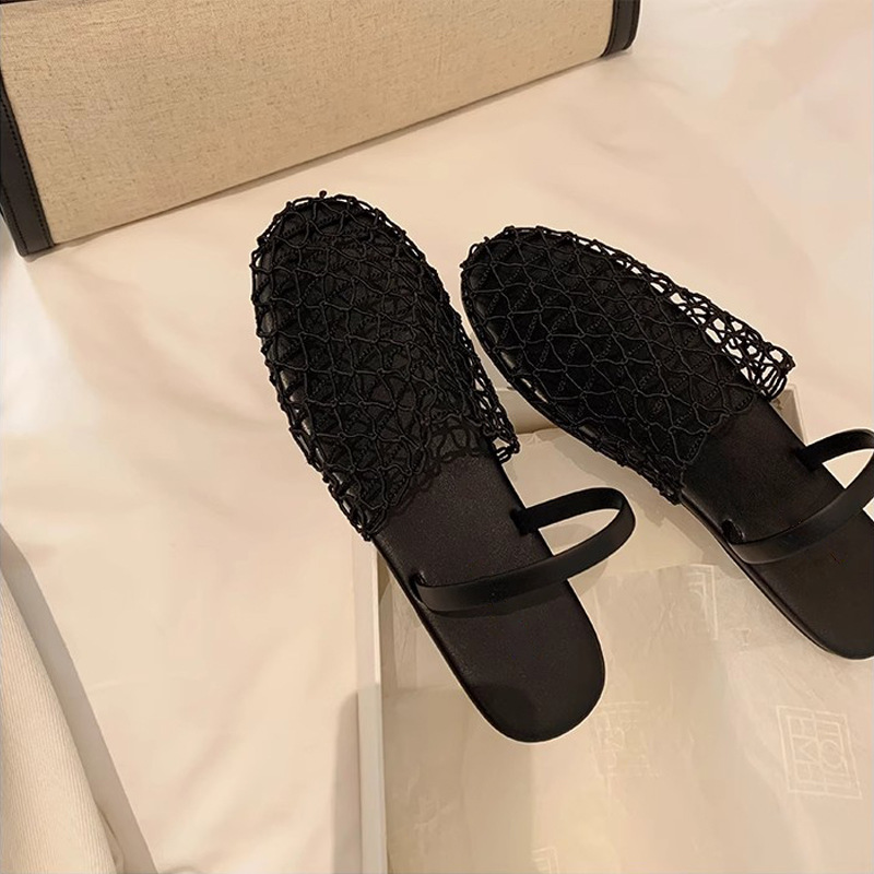 El nuevo estilo de verano de Grape Mom, el modelo de diseño de nicho hueco, lleva una sola palabra, sandalias planas y zapatillas para mujer