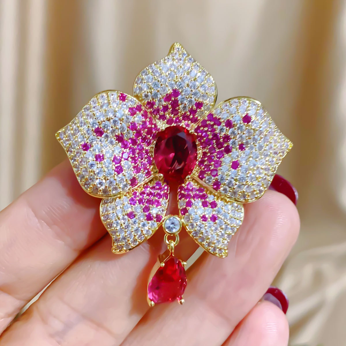 Elegant Flower Copper Plating Women's Brooches display picture 6