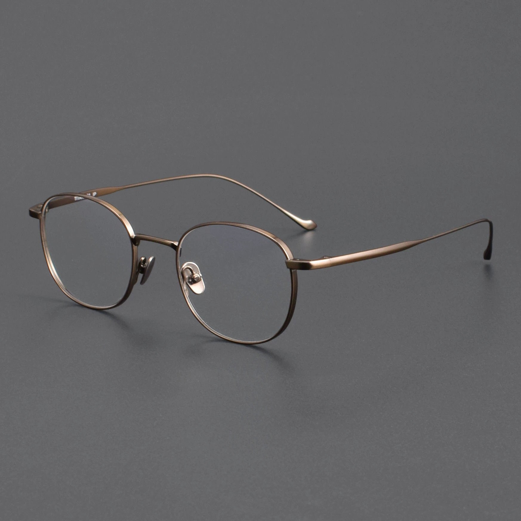 Добавьте тот же стиль очков Yongchun Titanium Glasses CHORDD ретро‑литературные мужчина и женщина анти‑синий свет моиопические очки титановый Shenzhen оптовая