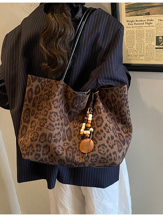 2026 New Trendy Leopard Print Large-Capacity Tote Bag for Daily Commuting, Stylish Shoulder Underarm Bag for Women
