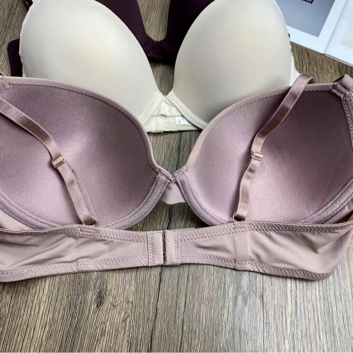 Nuevo comercio exterior europeo y americano ropa interior de dama confortable sujetador de encaje con anillo de acero fabricantes de sujetadores de esponja al por mayor