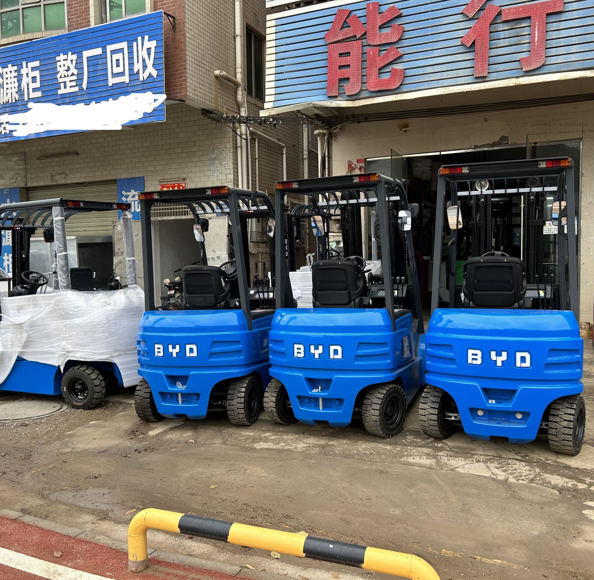 锂电叉车出租 2.5吨比亚迪铁锂电池叉车出租 三节自由升高4.5米