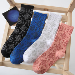 Black and white silk trendy brand socks for men and women, Instagram-style long socks in solid colors—perfect as couple's or basketball/athletic high-top socks that are popular online.