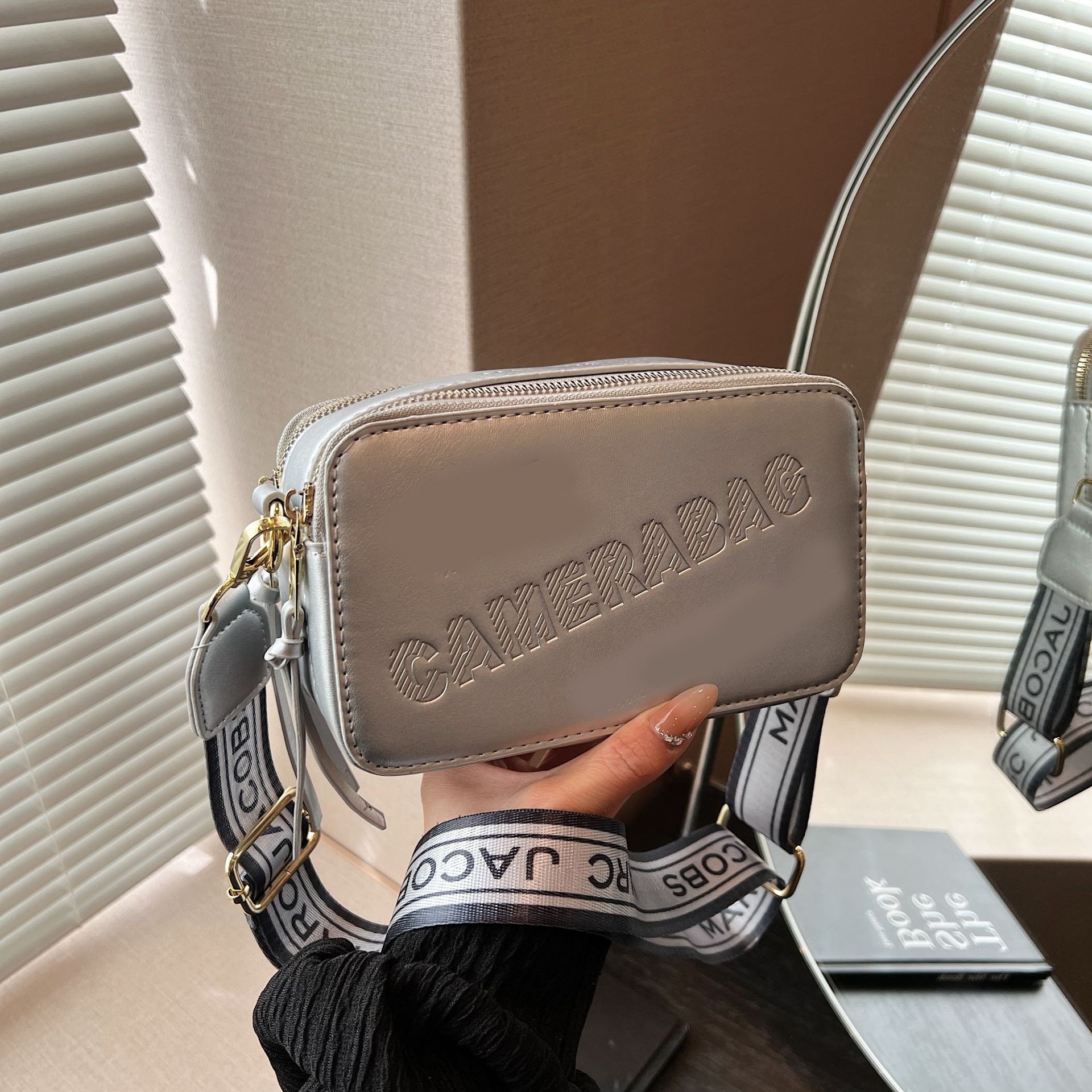 Modelo transfronterizo 2024 primavera nuevo bolso cuadrado pequeño retro europeo y americano moda transfronteriza personalidad color caramelo bolso de cámara