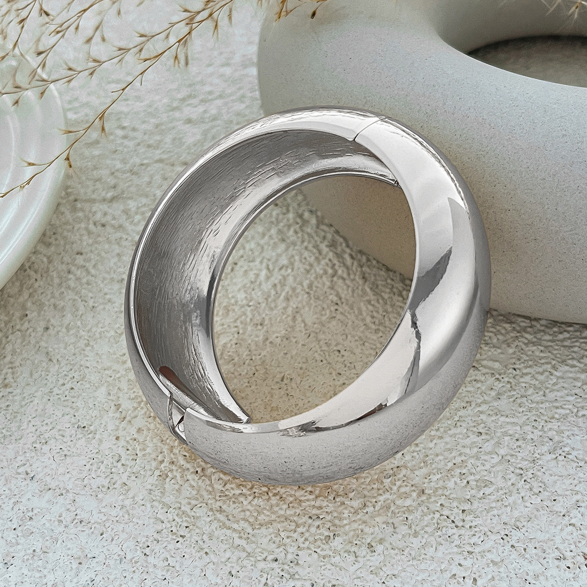 55g Weight Bangle Classification Alloy Chain Material 1 Piece Quantity Holiday, Travel Occasion Alloy Material Geometric Pattern Women's Gender Plating Design Elegant, Lady, Simple Style Style Elegant Lady Simple Style Geometric Alloy Bangles Wholesale 15