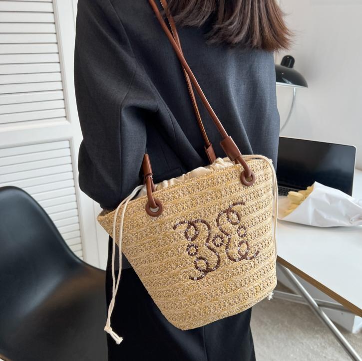 Bolsos tejidos populares de verano para damas 2025 nuevo bolso de cubo de moda de nicho de venta caliente bolso de hombro de estilo occidental de todo fósforo