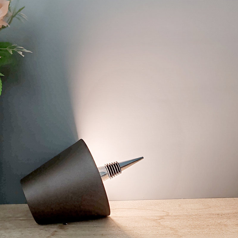 와인병 램프 아래에서 빛나는 - 세 가지 색상 - 브라운