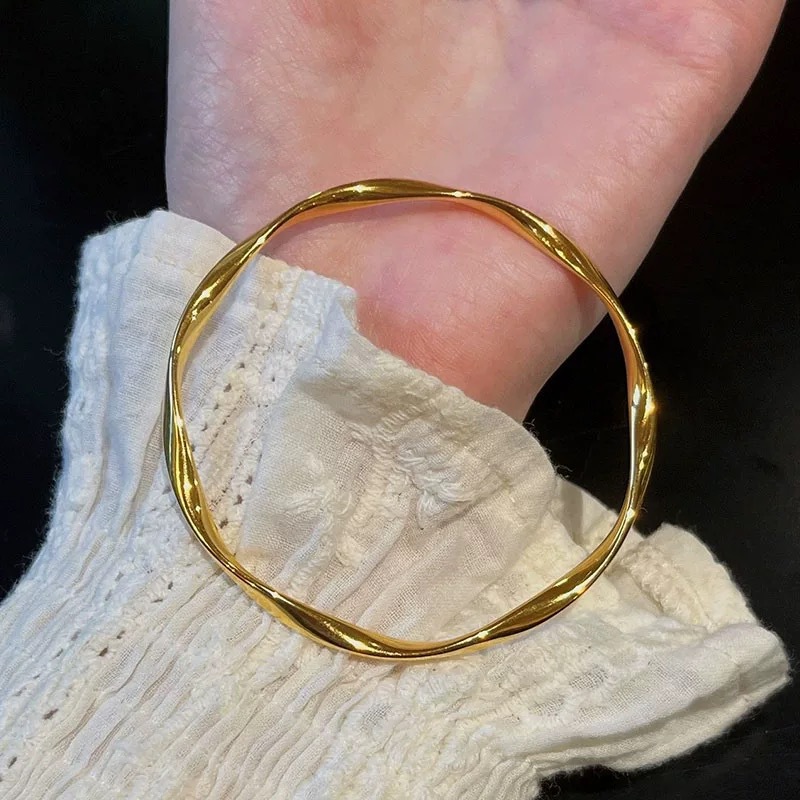 Little Red Book Explosions Solid Mobius Closed Bracelet Fashion Joker Bracelet Gift for Girlfriend Factory Outlet_voghion.com
