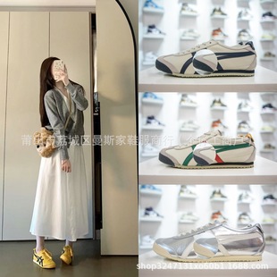 �����ڣ�ϻ�һ�_���yɫ��˹�������e�͹ŵ�ӖƤ��У�@��Ů��Ь