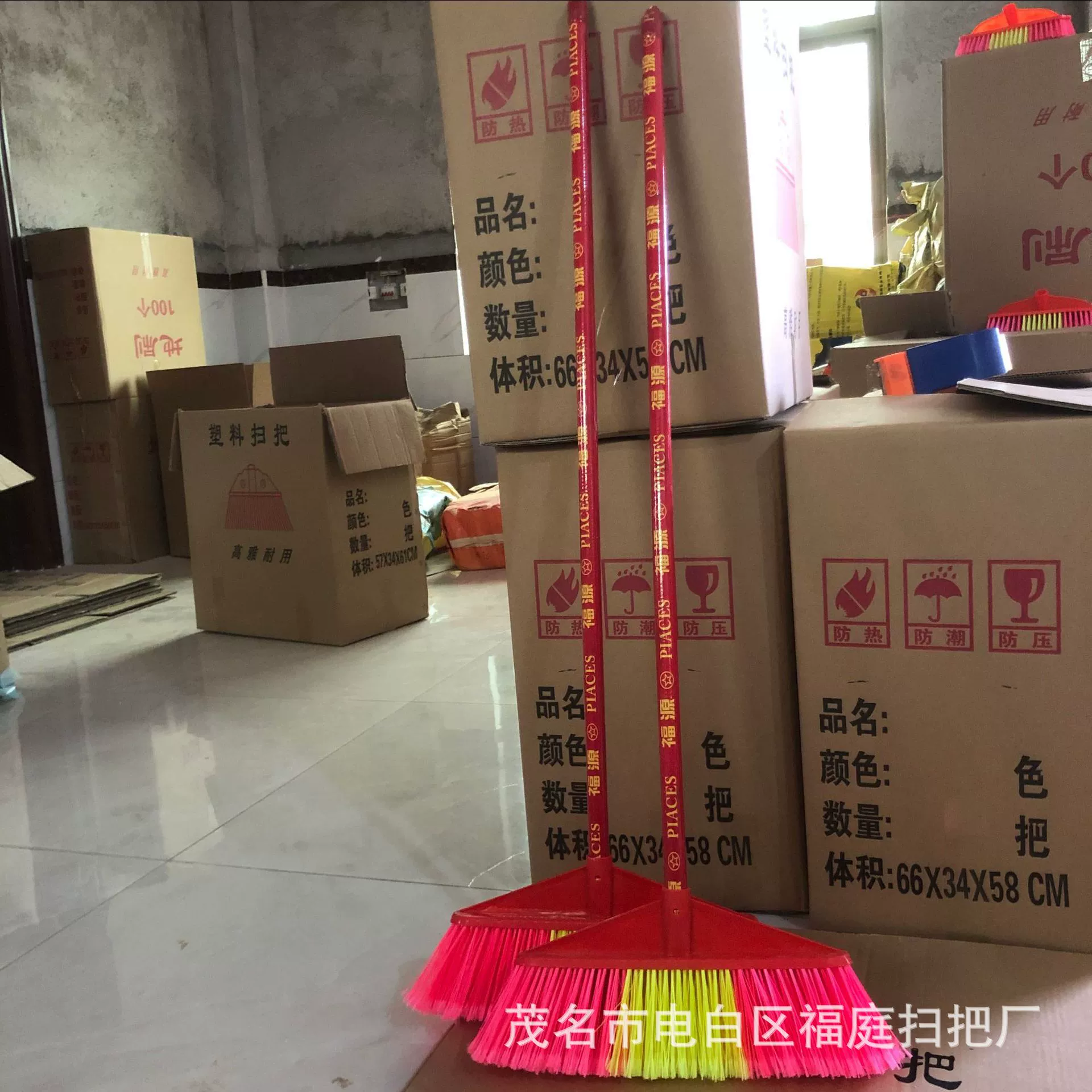 Толстый золотой треугольник с открытыми волосами Одиночная пластиковая метла Школьная фабрика Бытовая Чистка Жесткие волосы Санитарная метла