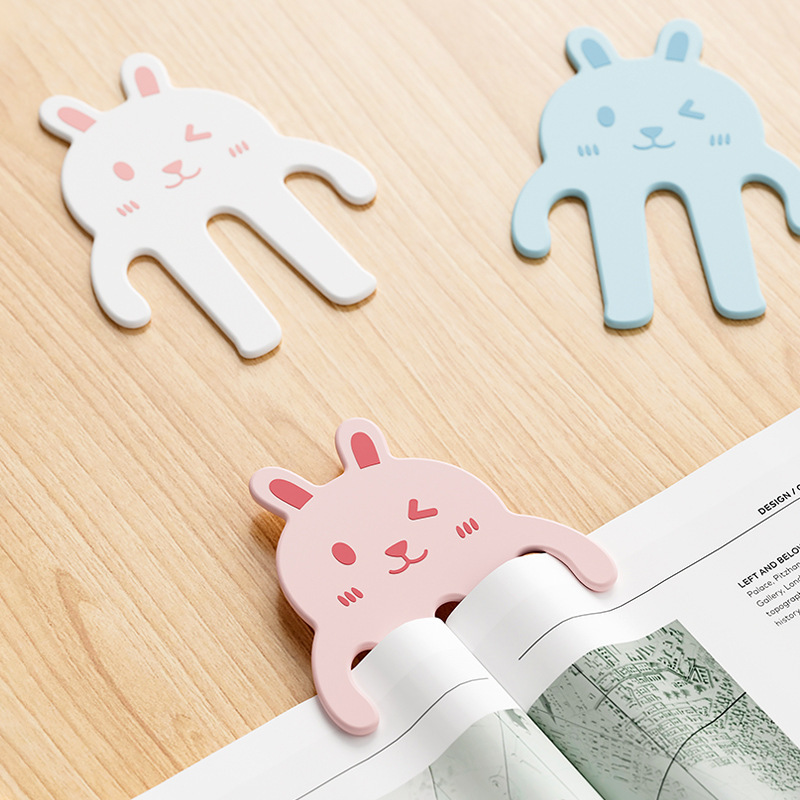 Clip de libro lindo de dibujos animados portátiles los estudiantes leen folletos y carpetas, partituras de piano y partituras fijas.