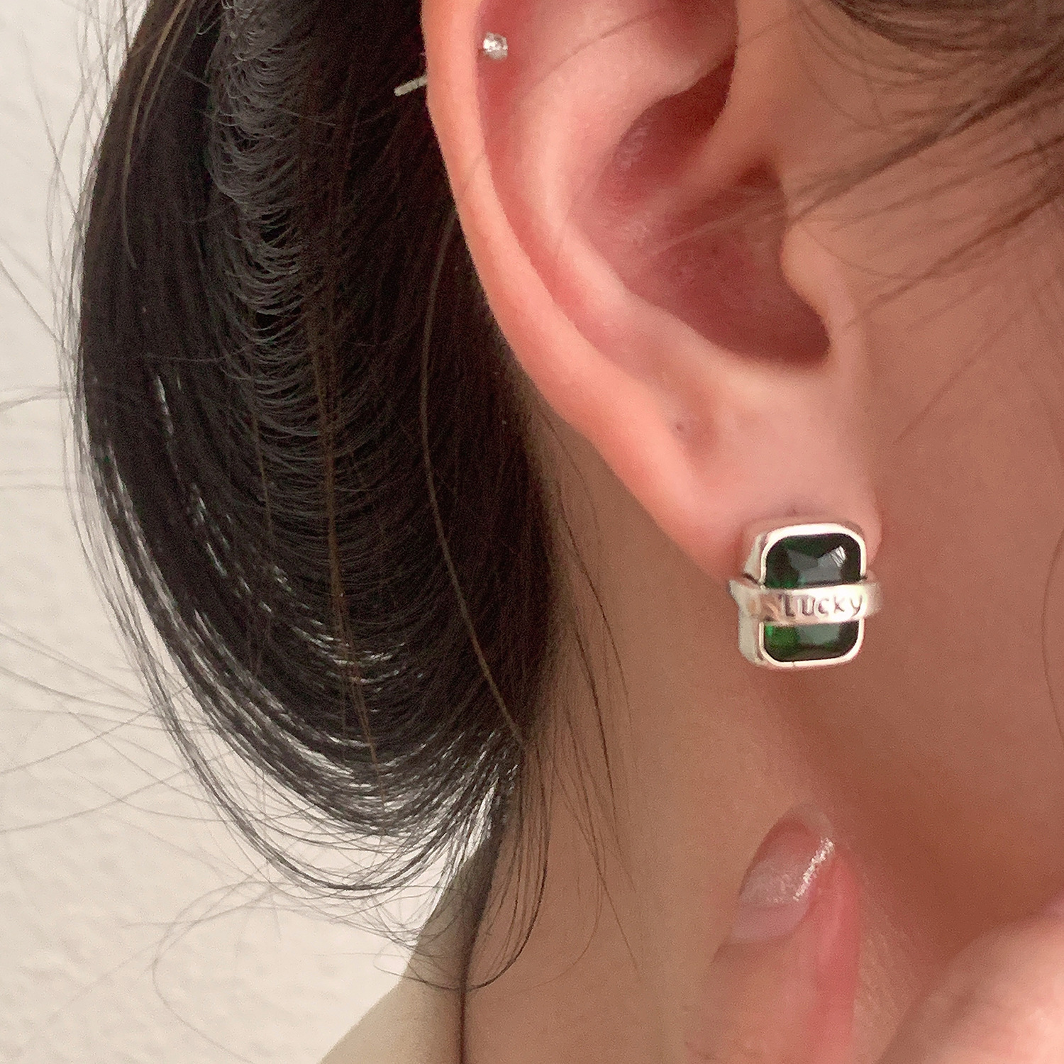 Corea del Sur Dongdaemun suerte diamante cuadrado hebilla avanzada nicho diseño luz lujo 925 aguja de plata pendientes del todo fósforo