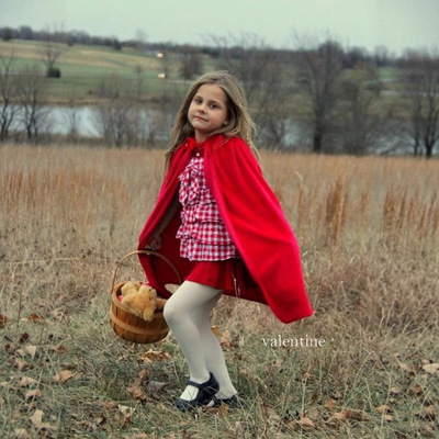 紅色女孩披肩兒童鬥篷天鵝絨披節目表演服舞台演出披肩風衣小披風