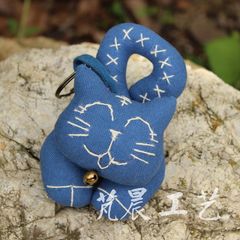 藍染布地の動物 手刺繍で作る可愛い子猫のペンダント飾り