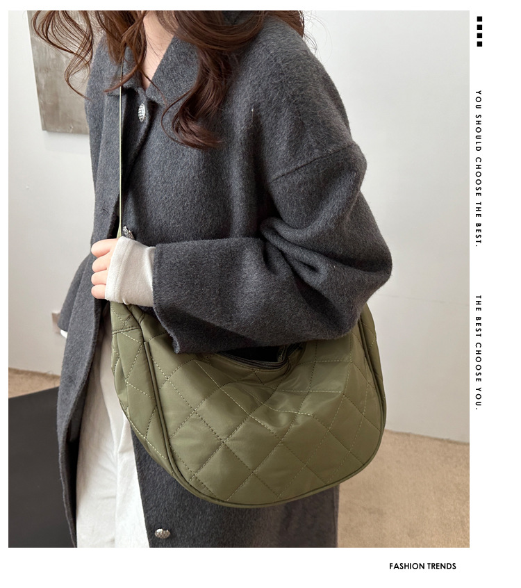"Stylish large-capacity dumpling bag 2025 New trendy and fashionable niche single-shoulder bag, versatile and simple crossbody bag wholesale. full figure