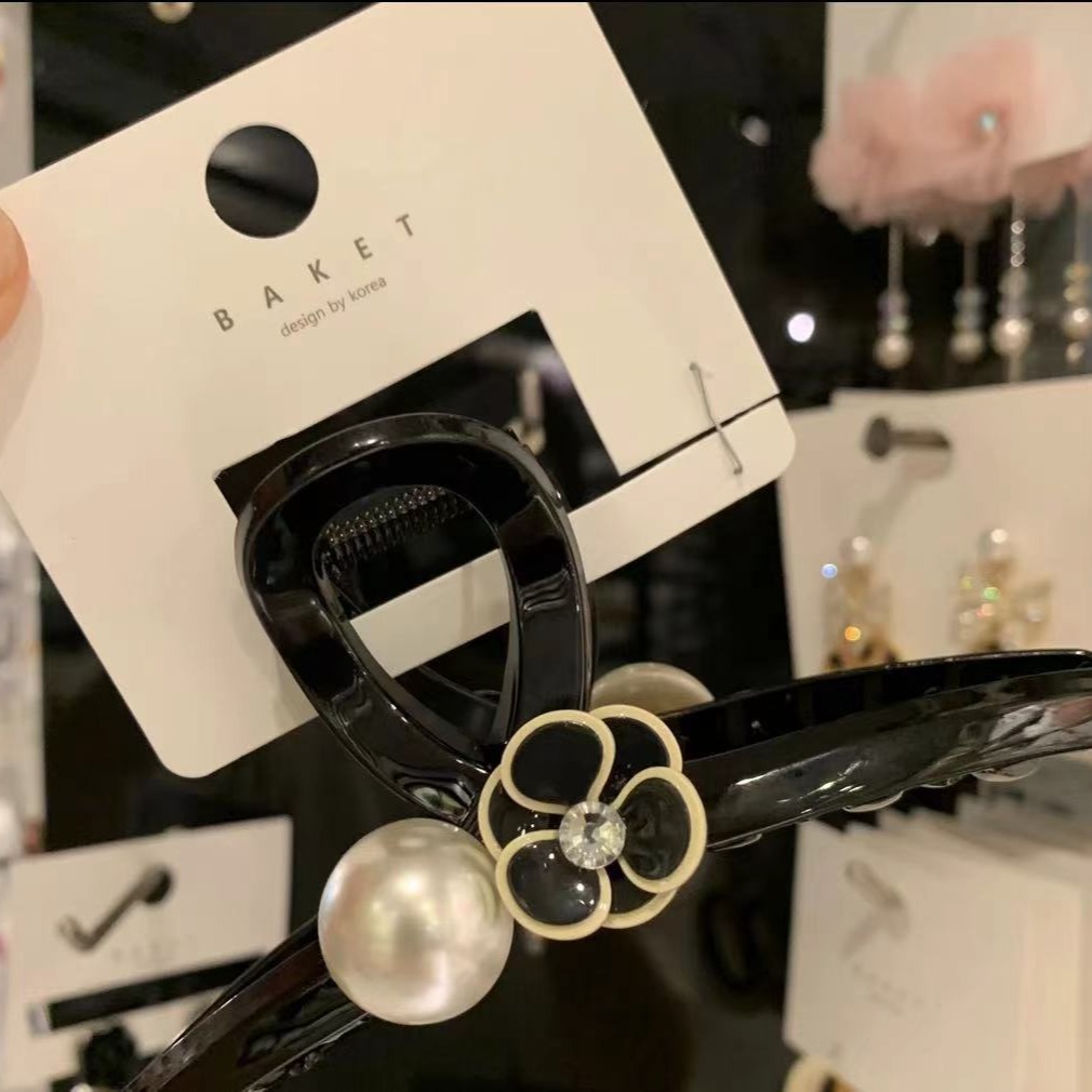 黑色山茶花抓夾高級感髮夾女2024新款後腦勺發量多氣質珍珠鯊魚夾