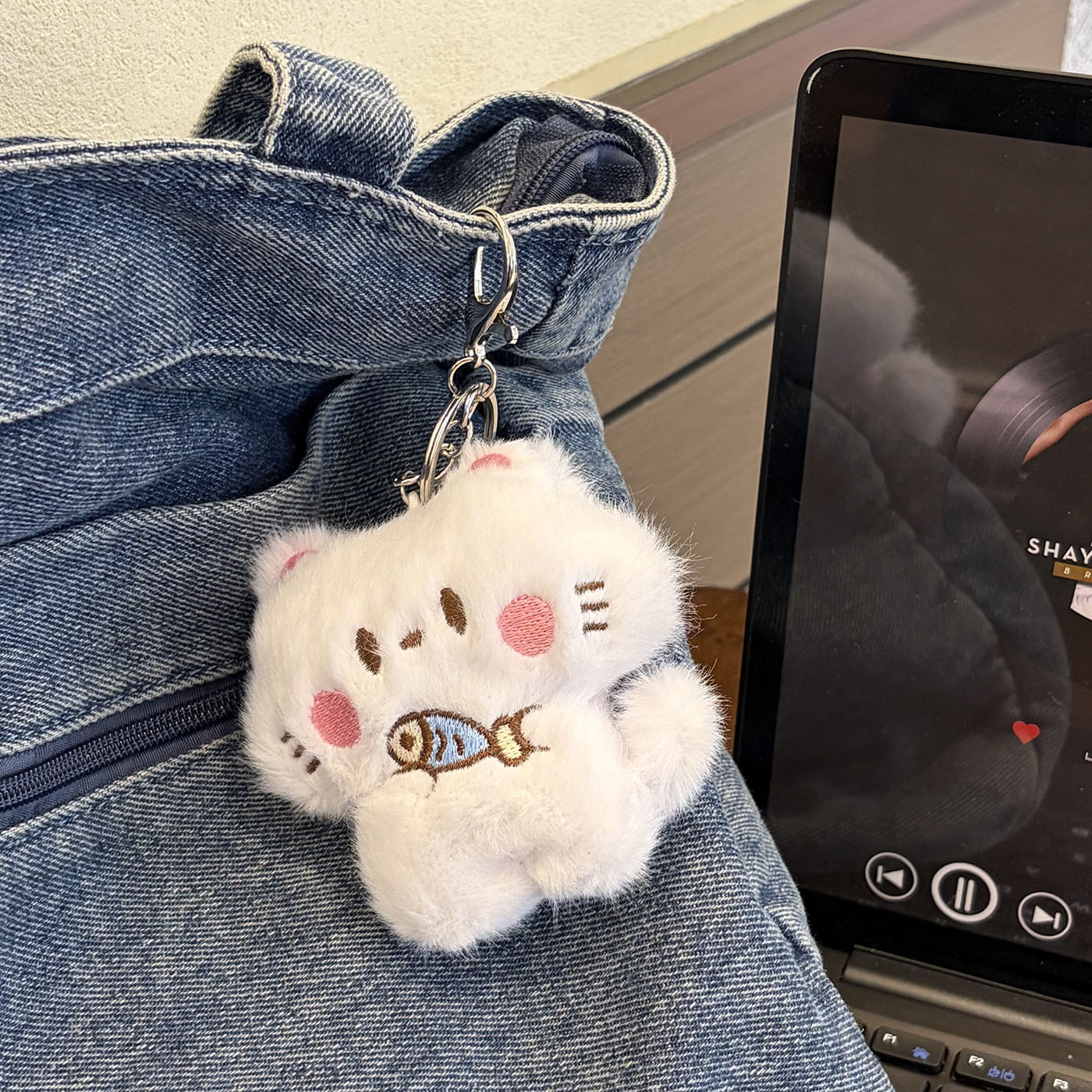 Kitten holding fish [Keychain]