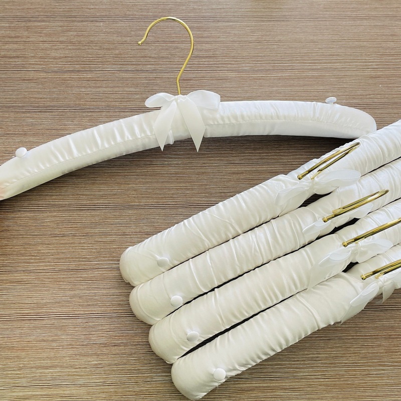 Bolsa de comercio exterior percha de tela esponja tela de seda de satén ropa soporte colgante gancho de oro ropa costura botón antideslizante