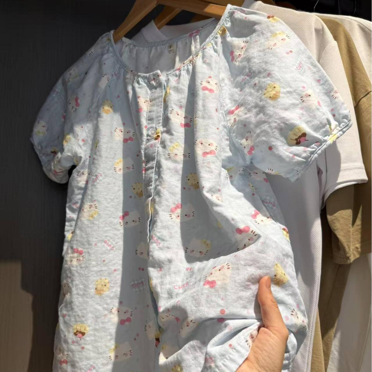 Trousers with a round collar