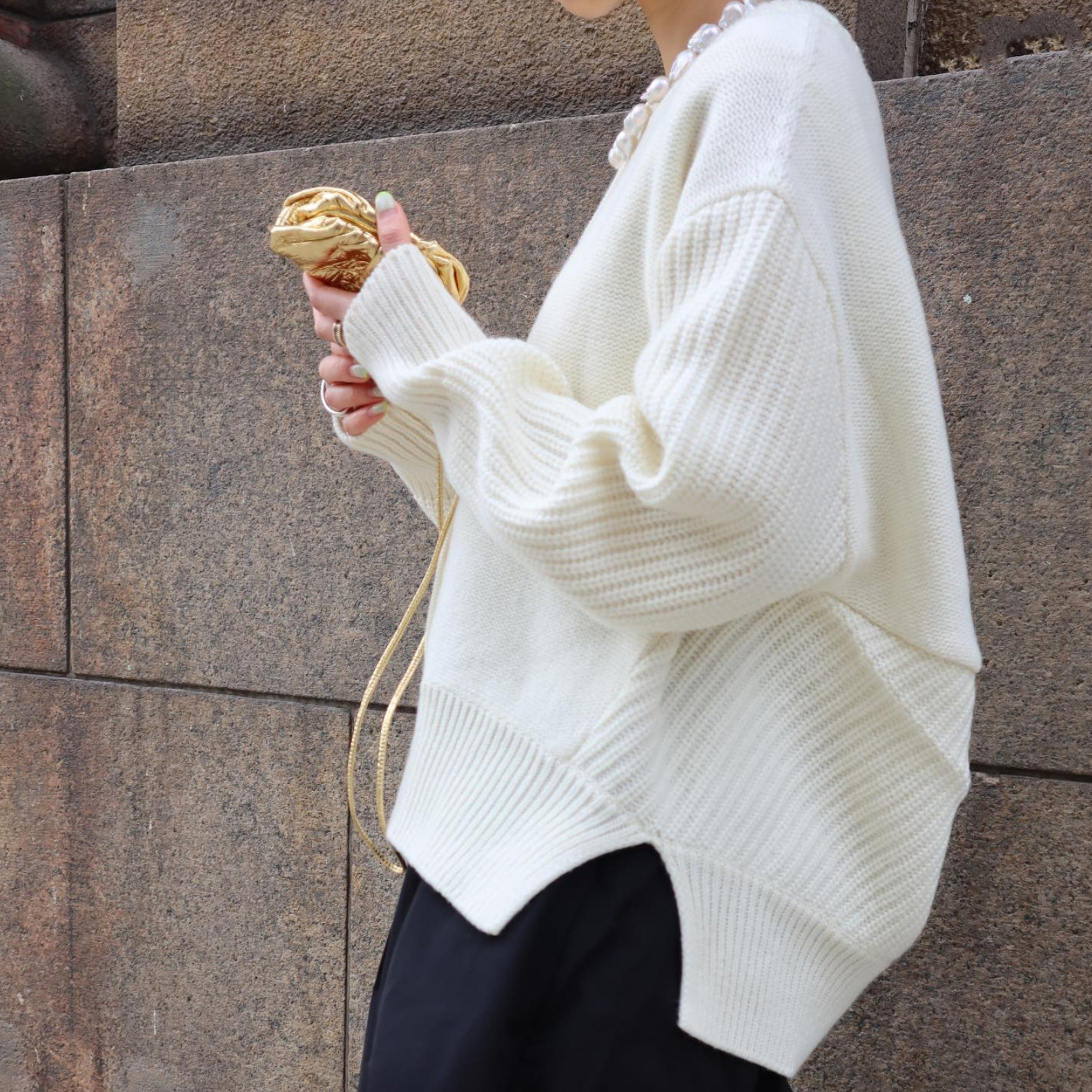 高定秋冬日本レトロで柔らかいファッション的なセーターの丸首がゆったりしていて痩せているニットの上着です。