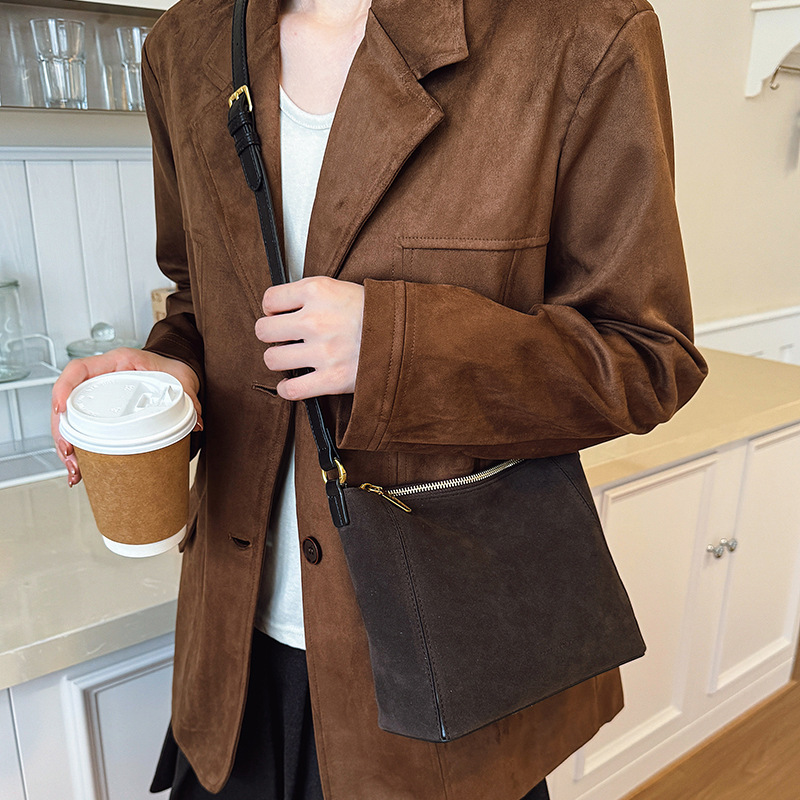 Bolsa cuadrada retro esmerilada versátil bolso de braza para mujeres 2025 invierno nuevo estilo de moda popular bolso de hombro bolso de viaje
