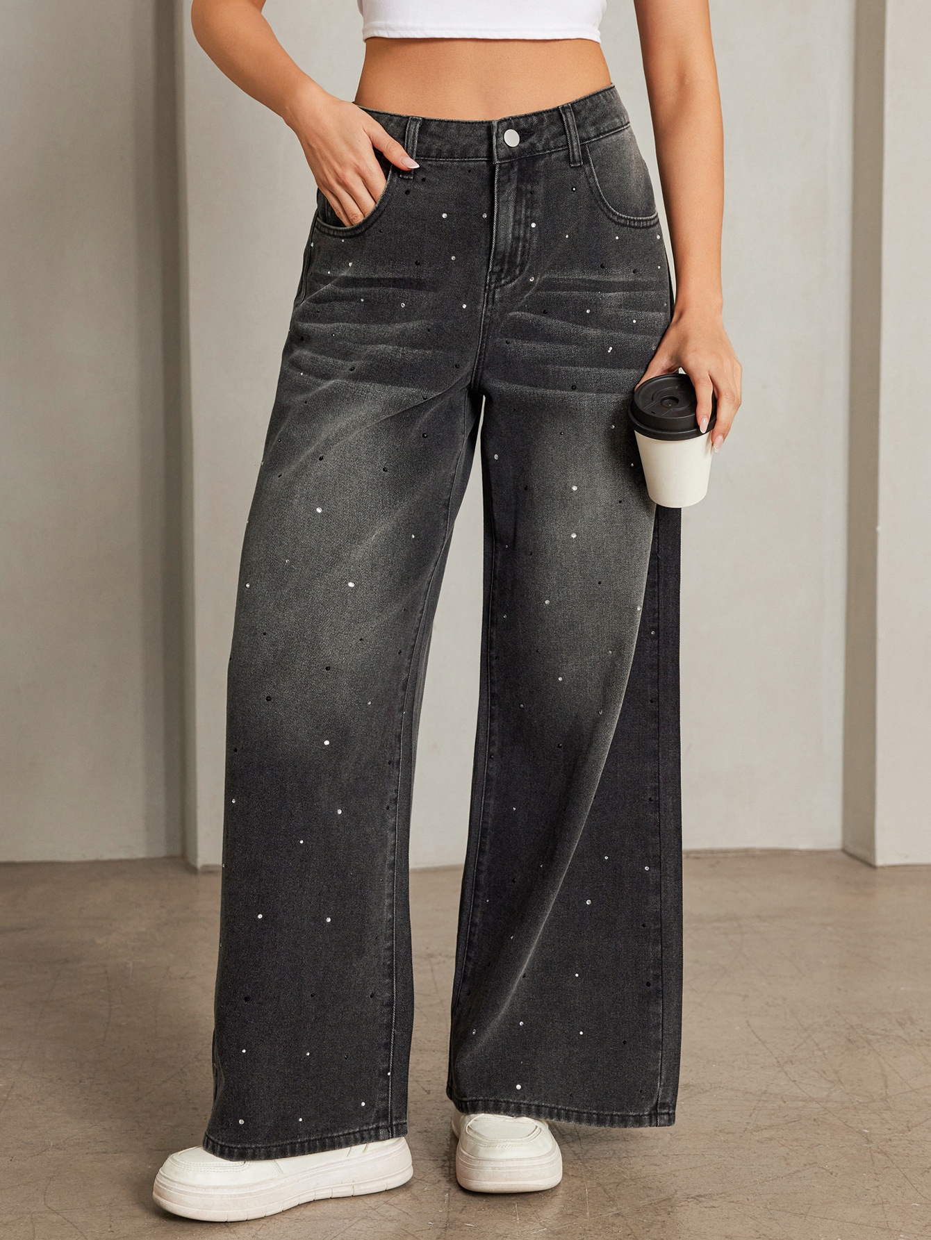 Calças de ganga retas para mulher com strass corte largo_voghion.com