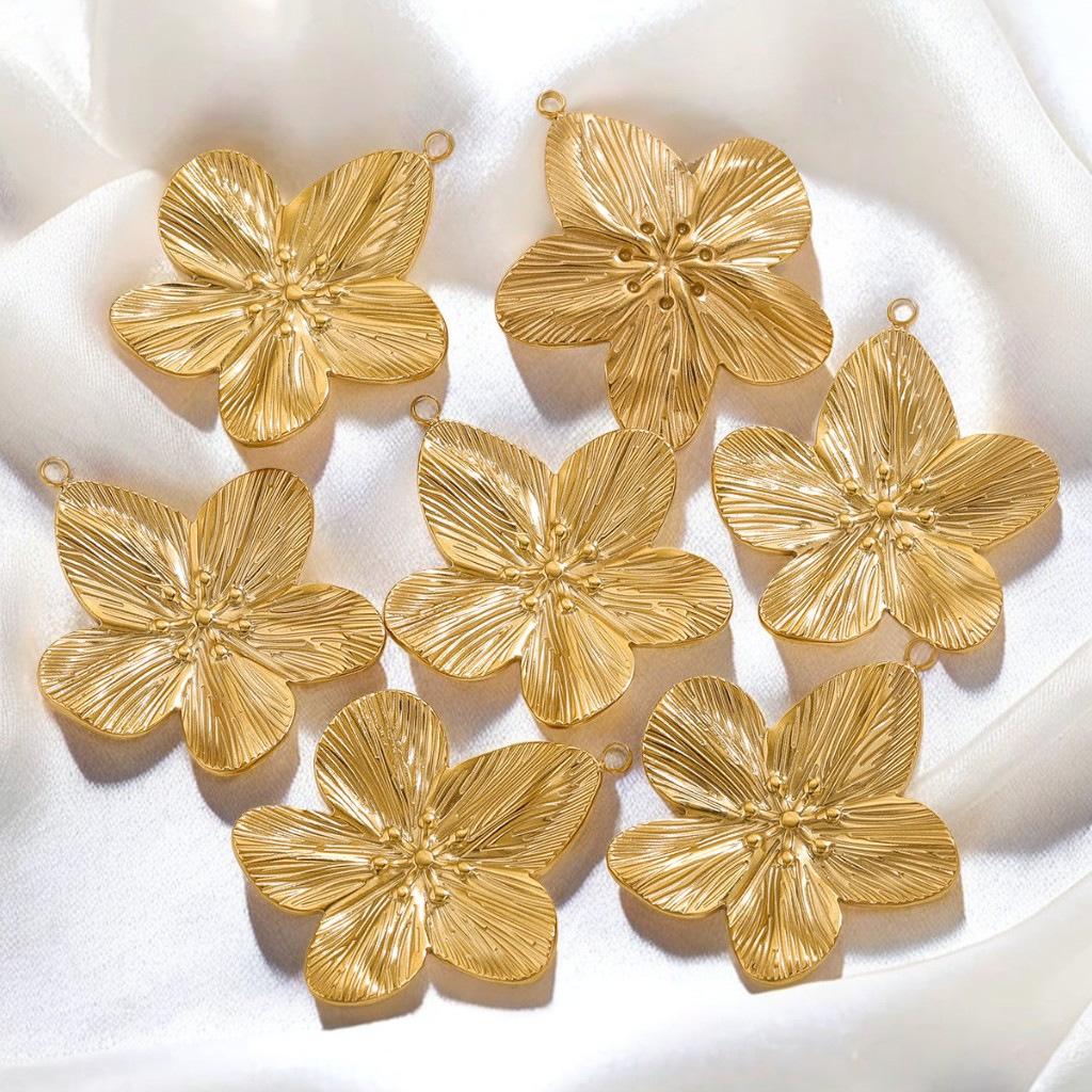Europa y los Estados Unidos retro oro inoxidable colgante de flores DIY colgante de diseño de alto nivel pendientes colgante