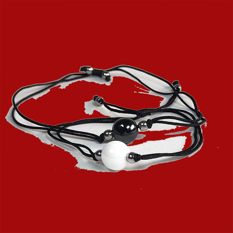 Yiwu pequeña joyería al por mayor blanco y negro de cerámica Rosario pareja animal año ronda cuentas cuerda de mano puesto de suministro al por mayor