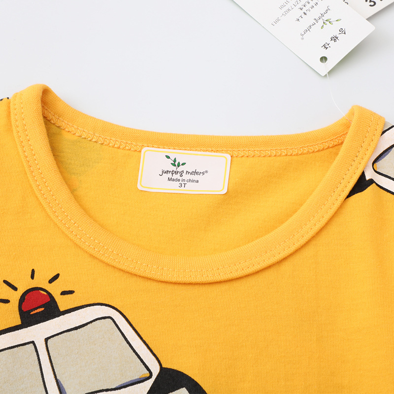 Nuevos productos de la marca europea y americana de ropa para niños pequeños y medianos 2025 verano nuevo patrón de camión de bomberos camiseta de manga corta para niños consignación