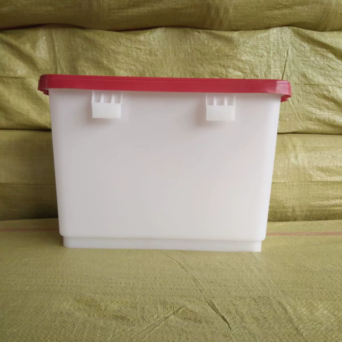 Maoyuan Plastic Industry производит регулирующий давление резервуар для воды для разведения Пластиковый резервуар для воды для цыплят Регулирующий давление резервуар для воды Пластиковый резервуар для воды