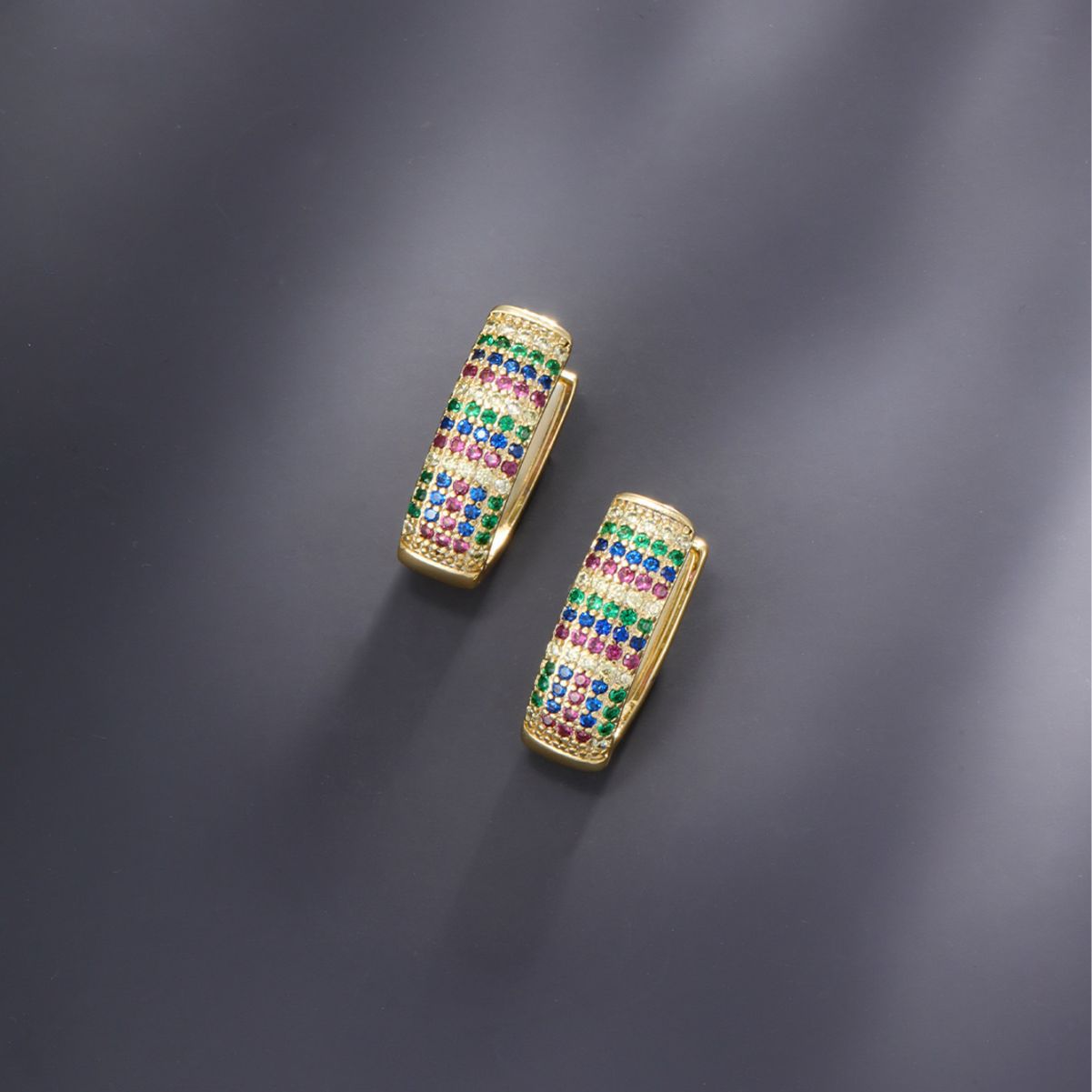 Joyería Xuking colorido micro con incrustaciones de circonio joya artificial en forma de V pendientes de temperamento pendientes al por mayor pendientes de moda europea y americana