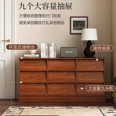 レトロな九斗の家庭用リビングルームには、木製のロッカーが収納されています。