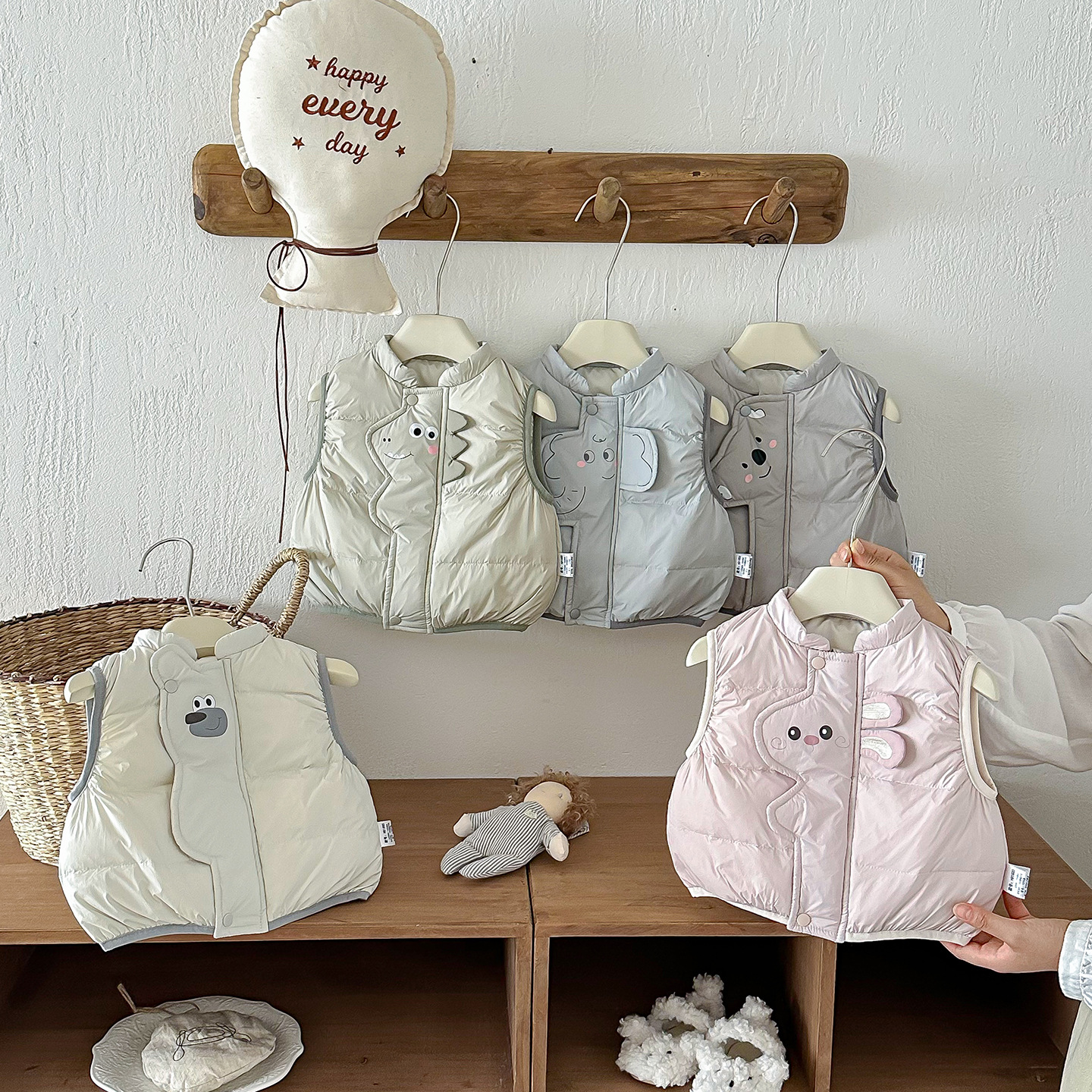 Children's down vest, baby vest, autumn and winter outerwear, lightweight, 90% white duck down, infant outer jacket, warm and suitable for wearing as a separate layer
