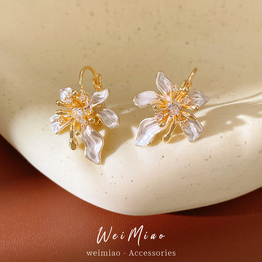 Flores de aceite de piedra de martillo delicado temperamento de nicho universal pendientes de moda ligero lujo alta sensación de auriculares al por mayor