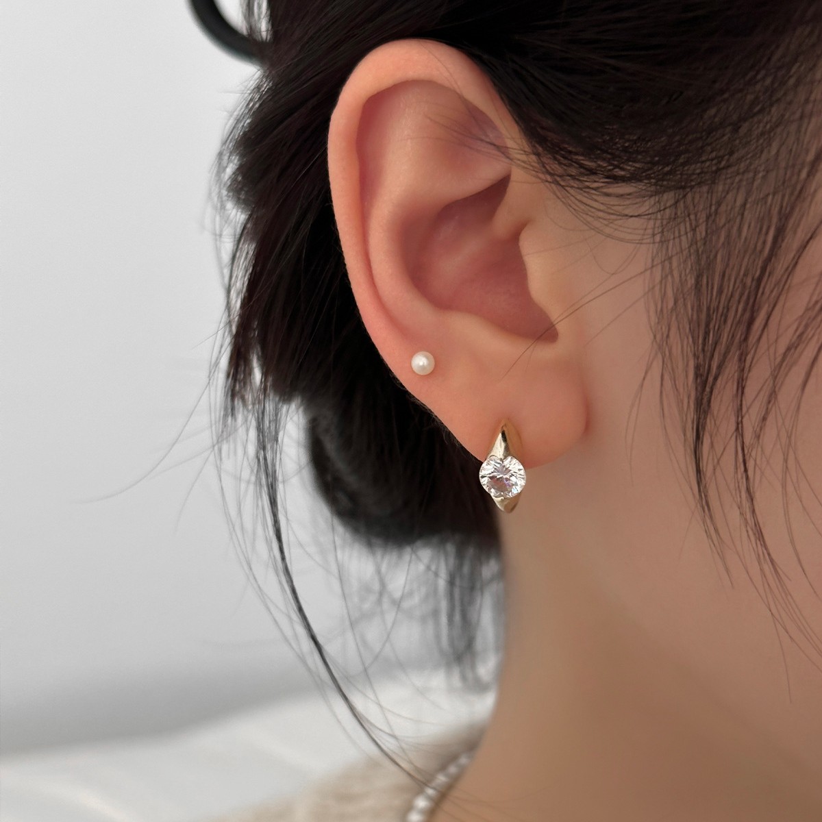 Cubic Zirconia And Pearl Stud Earrings For Everyday Elegance_voghion.com
