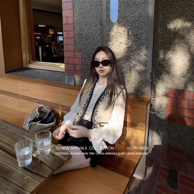 Vintage Heavy Embroidered V-neck Vest Vest Women's 2025 Spring New Design Sense Niche Popular Chic Top