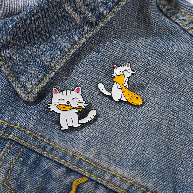 Korean Cat And Small Fish Cat Eating Alloy Paint Badge Wholesale display picture 2
