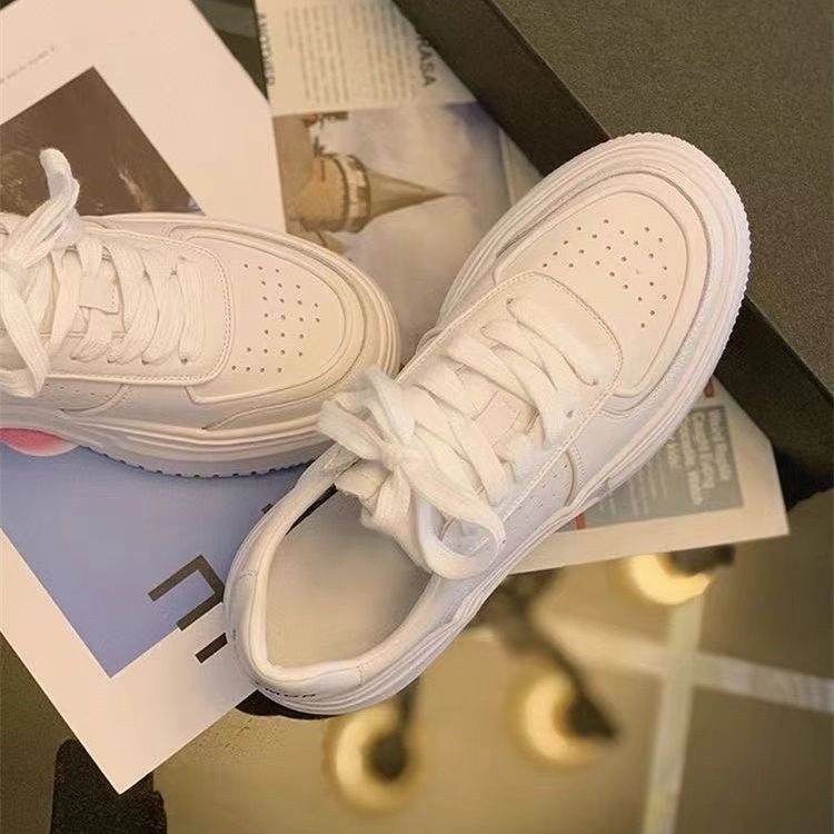 Zapatos blancos cómodos con suela gruesa para mujeres 2025 primavera y verano nuevo nicho Zhong universal zapatos deportivos casuales zapatos de skate para mujeres
